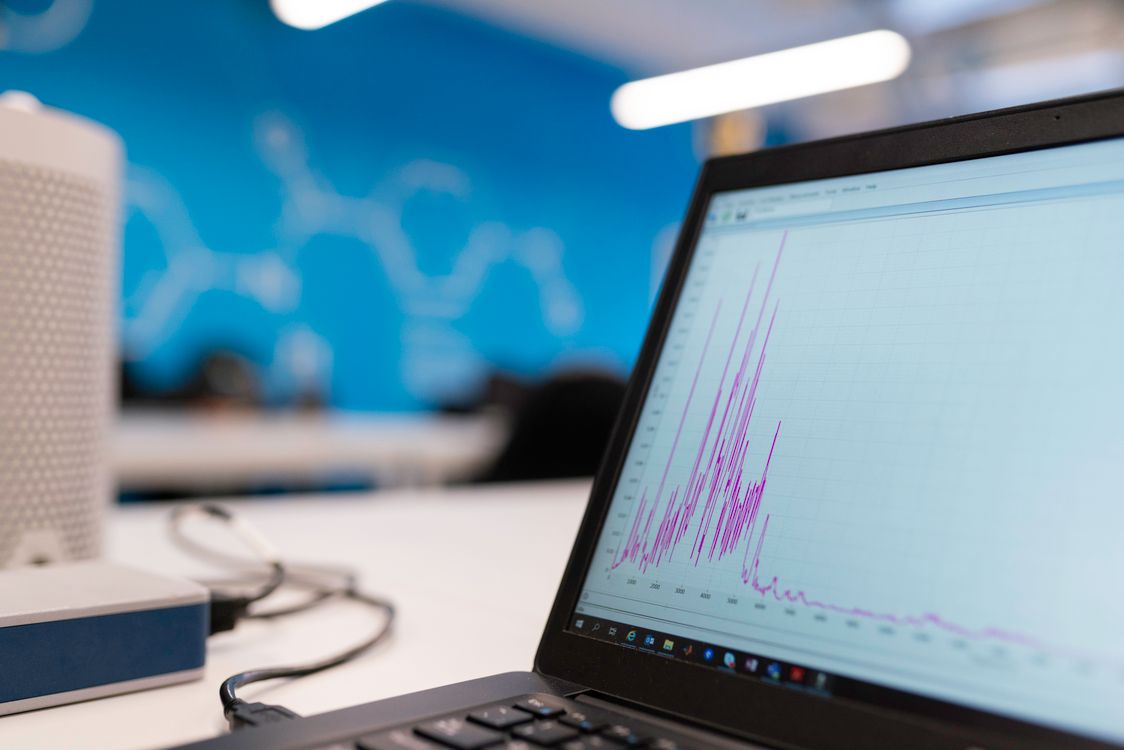 Pantalla de laptop con graficas de analitica web mostrando crecimiento de trafico organico