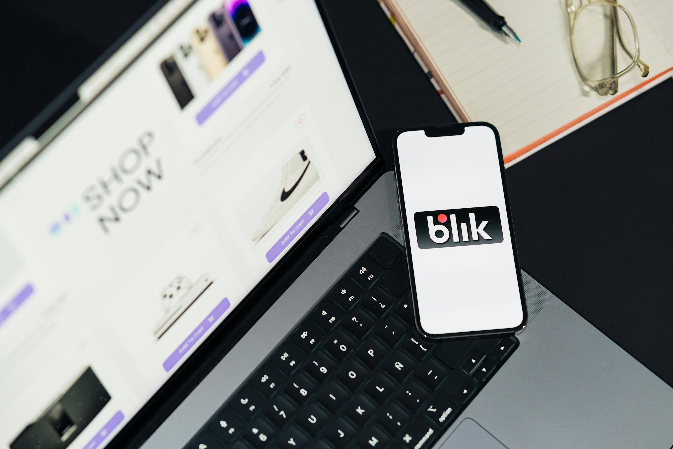 Sesión de compra en línea en laptop y smartphone mostrando una tienda e-commerce activa