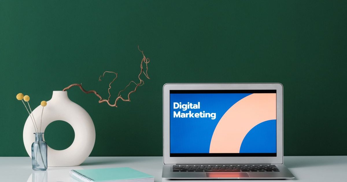 Laptop mostrando una campaña de marketing digital en un espacio de trabajo, representando el diseño de una landing page