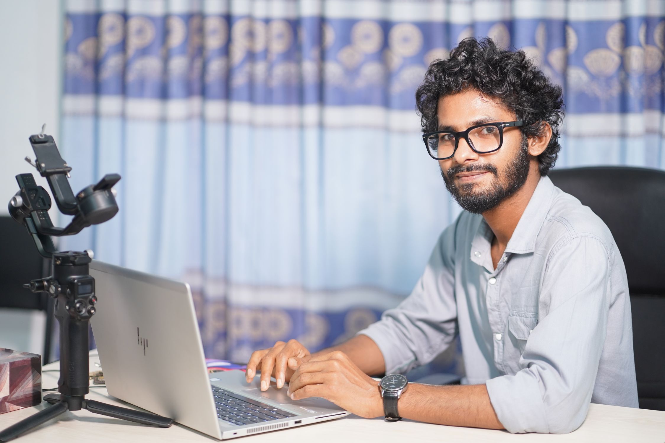 Desarrollador web profesional trabajando en su computadora en una oficina moderna